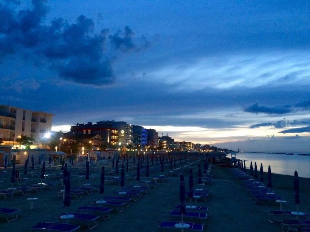 Hotel Ambasciatori Bellaria-Igea Marina Exterior foto